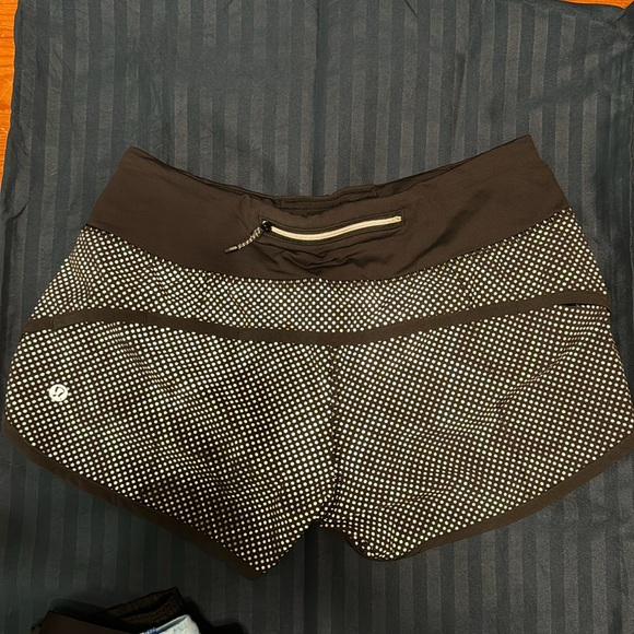 Lululemon shorts- size 4 - Picture 2 of 4
